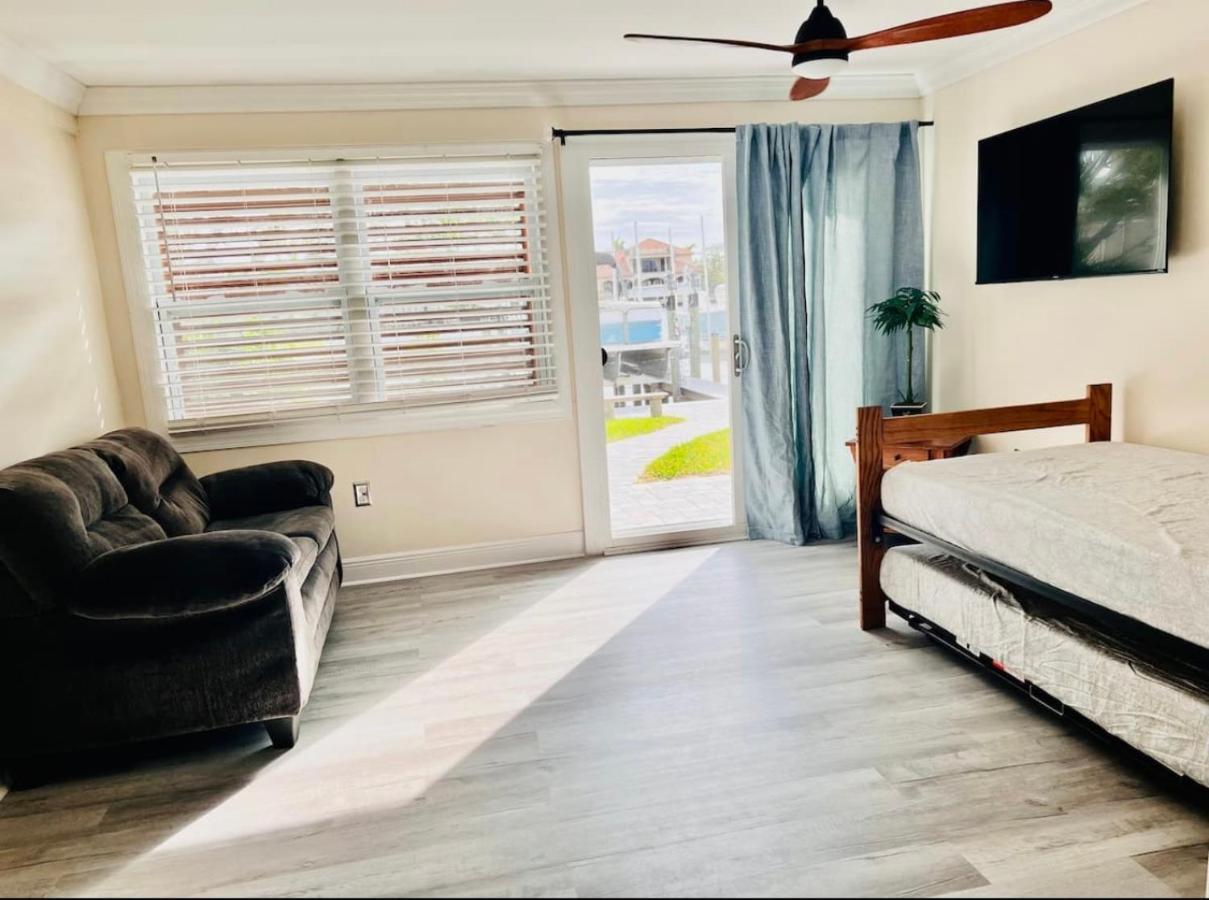 Cheerful Home With One Bedroom Cape Coral Bagian luar foto
